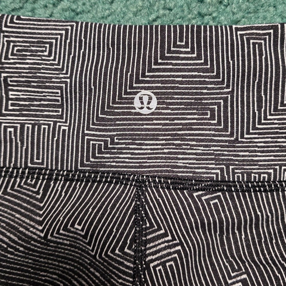 Lululemon Size 8 Wunder Under Crop Leggings Black White Geometric Maze Print - Picture 6 of 7